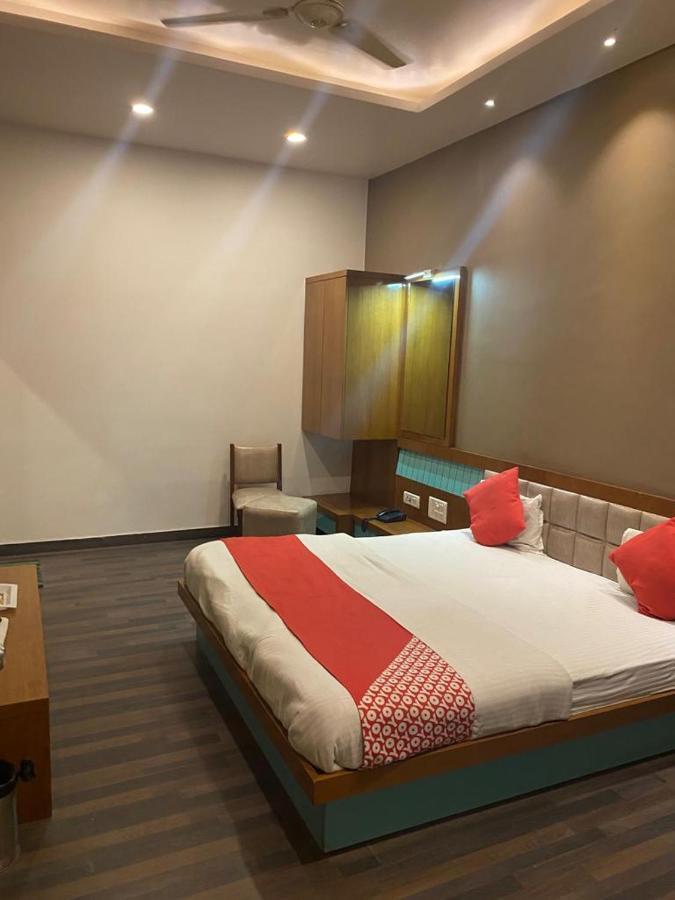 Hotel Raghupati Ayodhya Exteriör bild