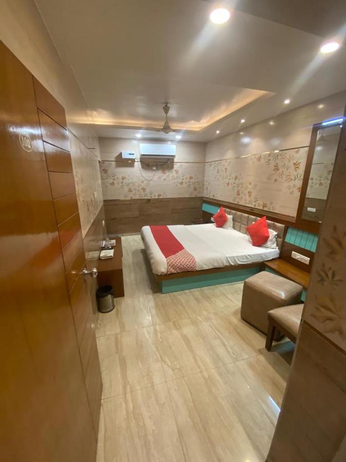Hotel Raghupati Ayodhya Exteriör bild